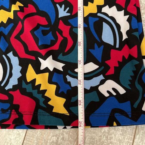 Anne Klein V-Neck Sleeveless Top Med. Abstract multicolored design. - Picture 5 of 9